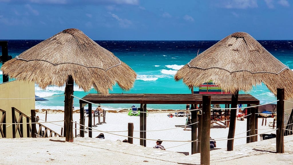 Fotografía real de playa Ballenas, ubicada en el Km 14.5 de la Zona Hotelera de Cancún.