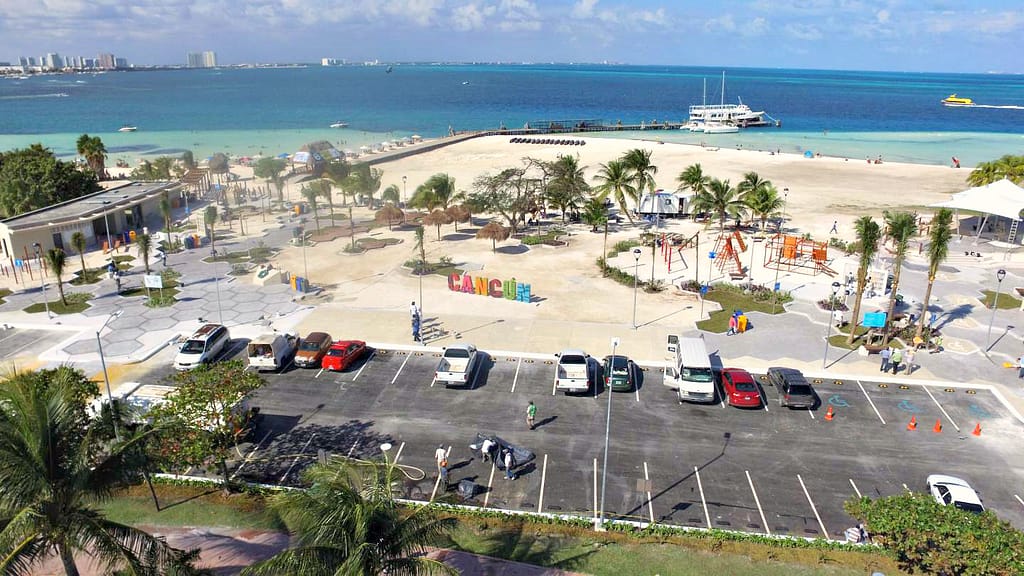 Playa Langosta en Cancún, playa publica en la Zona Hotelera de Cancún.