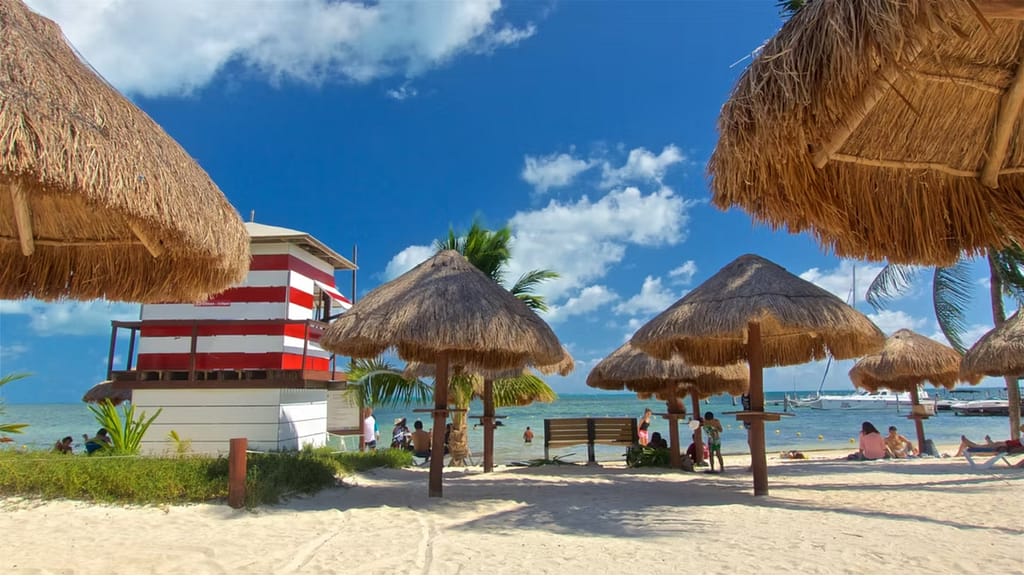 Playa las perlas en Cancún, playa publica en la Zona Hotelera de Cancún.