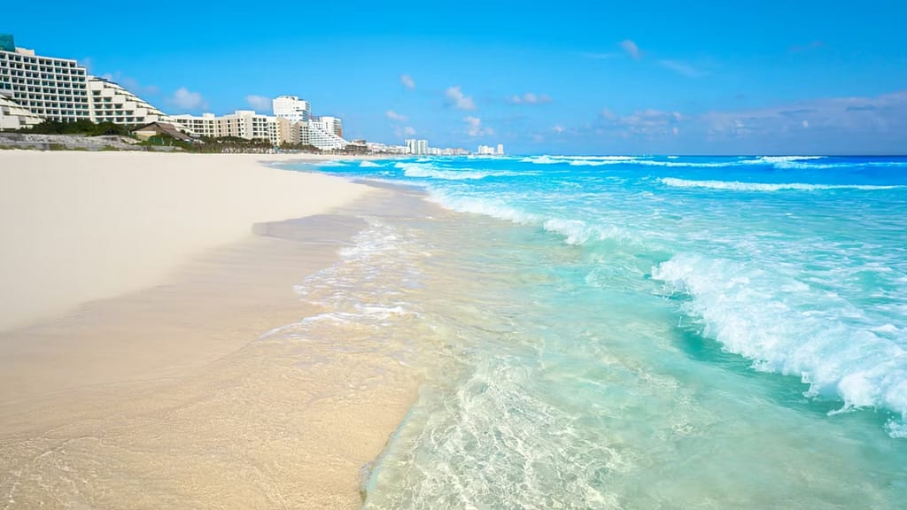 Playa Marlín, ubicada en el Km 13 en la Zona Hotelera de Cancún.
