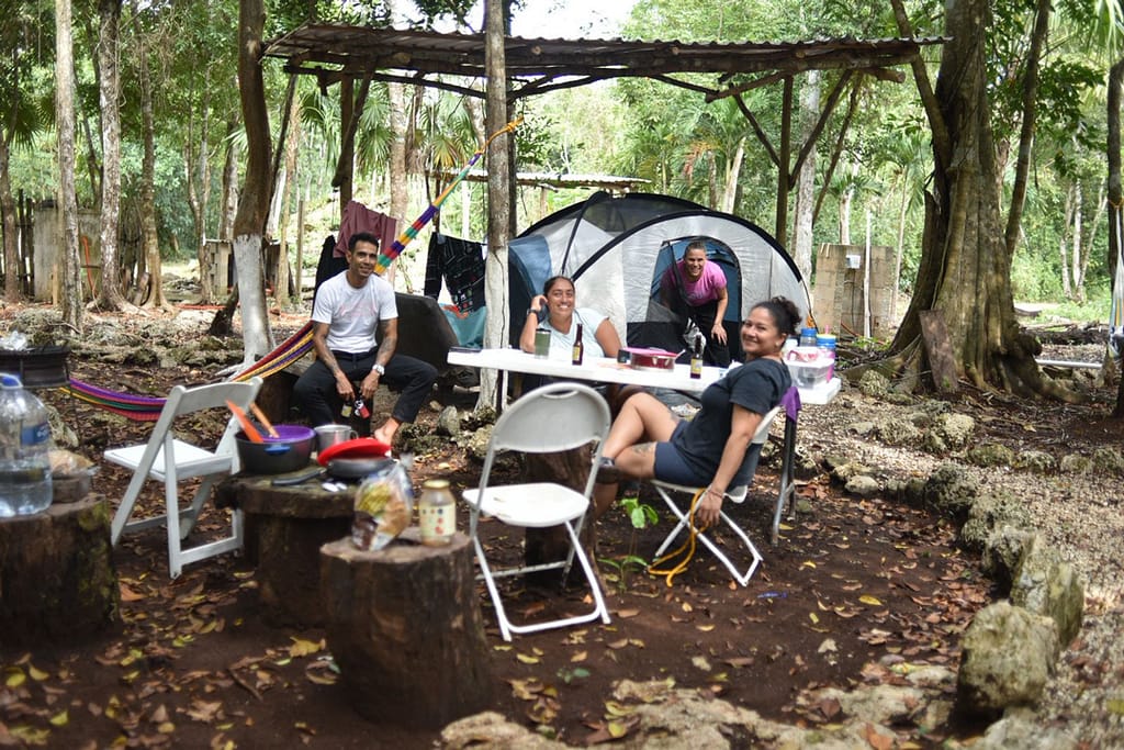 Amigos disfrutando del área de camping en el cenote amistad, Ruta de los cenotes, Puerto Morelos.