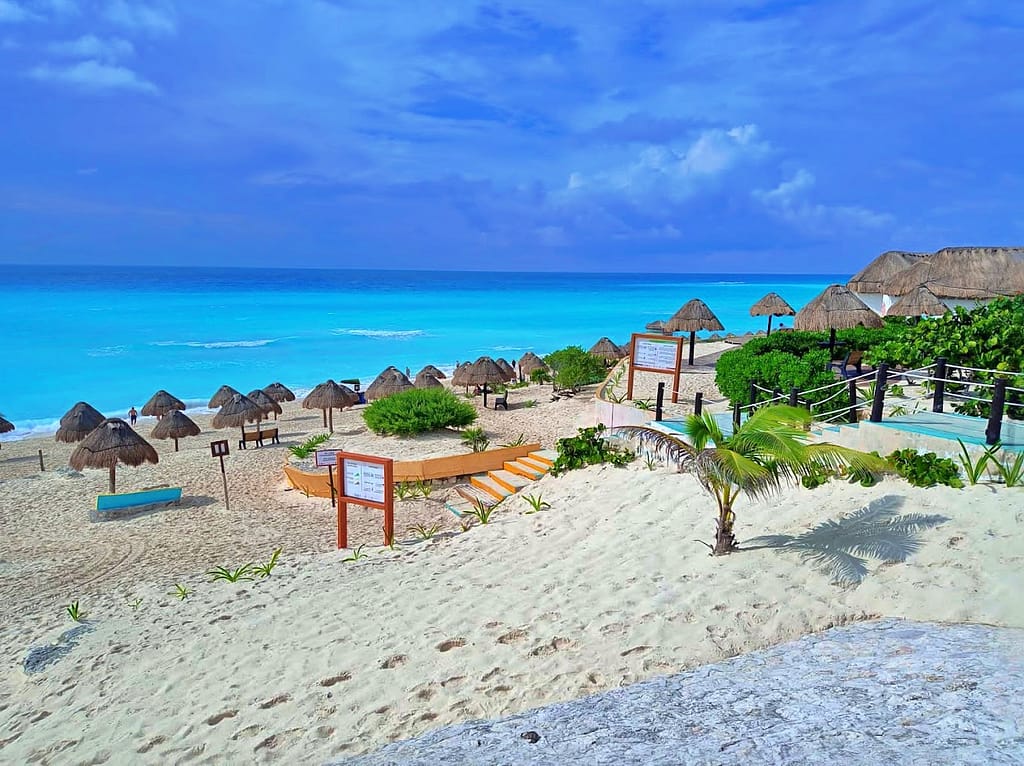 Fotografía real de playa Delfines, ubicada en el Km 17.5 de la Zona Hotelera de Cancún.