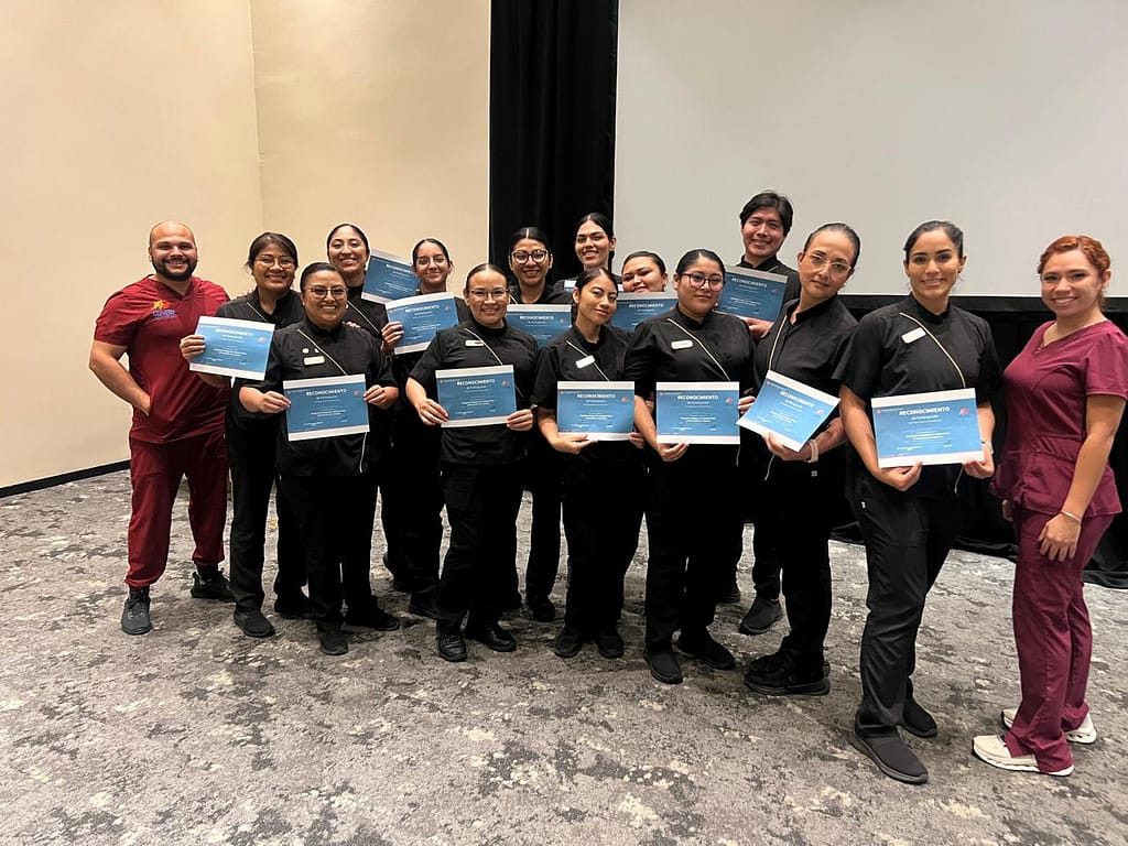 Grupo con diplomas después de capacitación en el Nuup Spa en el hotel Atelier Playa Mujeres, Cancún
