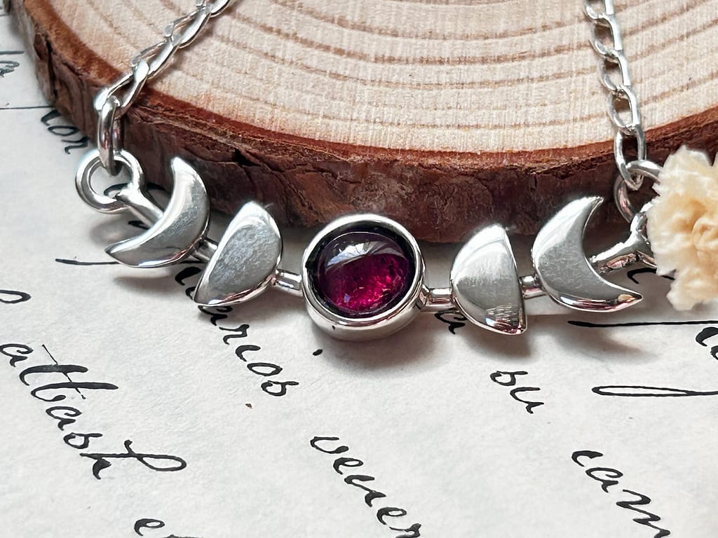 Dije de plata .925 de fases lunares con piedra de granate