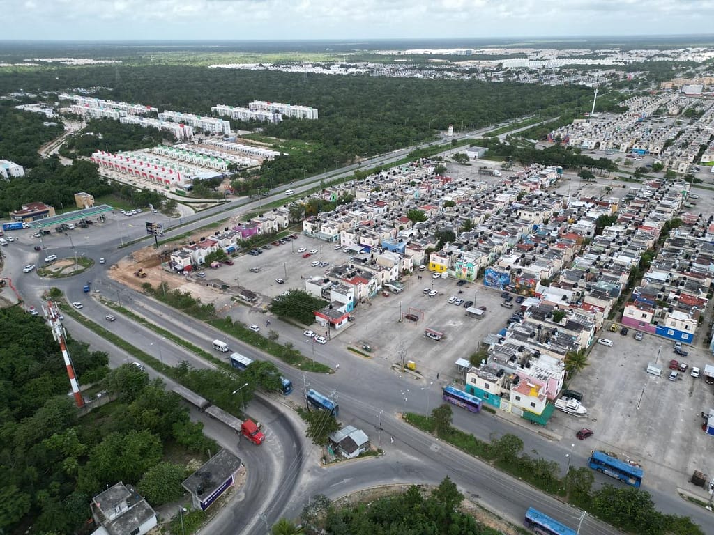 Fotografía de vialidades y moderna infraestructura urbana en Benito Juárez para el artículo de competitividad y movilidad en Quintana Roo, Revista YO CANCÚN.
