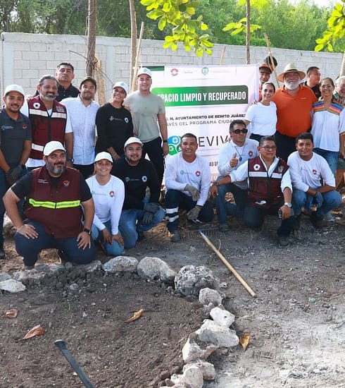 Fotografía de voluntarios y ciudadanos participando en jornadas de limpieza y cuidado ambiental en Cancún, Quintana Roo.