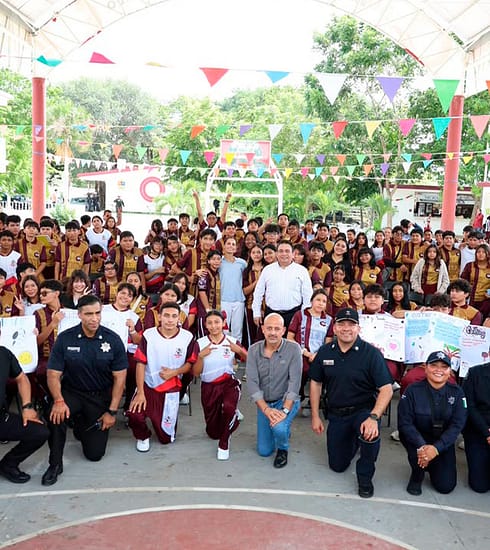 Fotografía de jóvenes estudiantes participando en dinámicas de integración y bienestar escolar en Cancún, Quintana Roo.