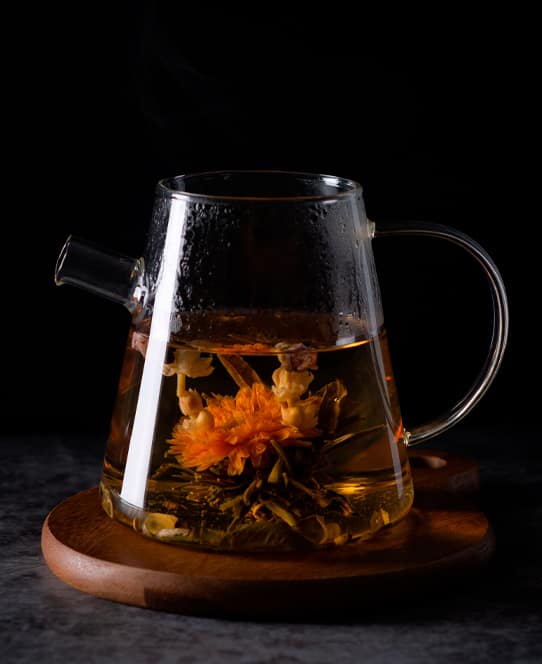 Fotografía real y antojable de una taza de infusión artesanal y Booming Tea de RAMÉ Tés y Tisanas en Cancún, Quintana Roo.