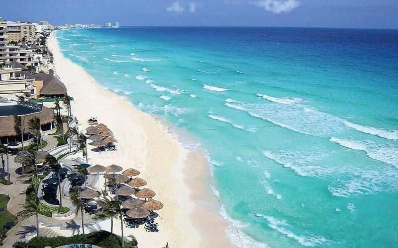 Playa Chacmool, ubicada en el Km 10 en la Zona Hotelera de Cancún.